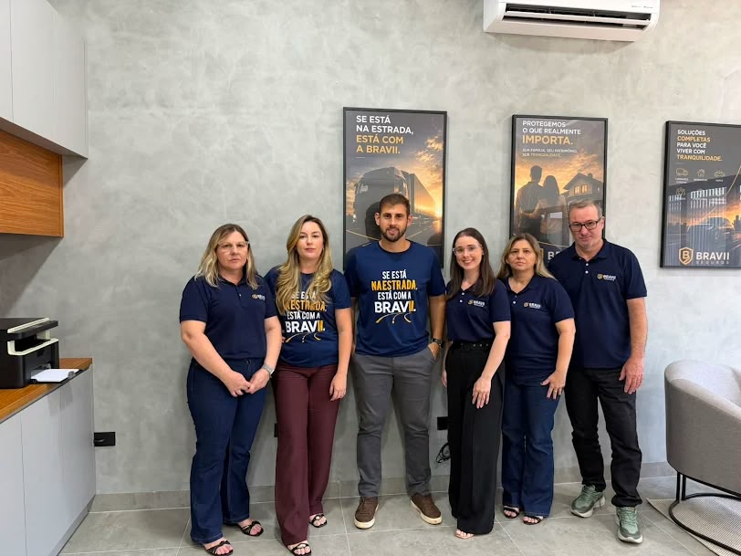 Equipe da Bravii Seguros reunida no escritório