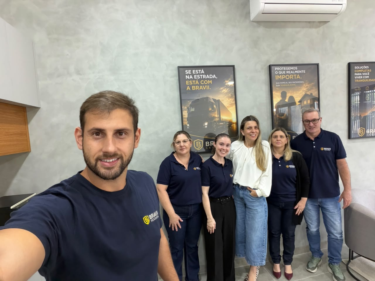 Foto da equipe Bravii no dia a dia do escritório